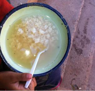 網(wǎng)曝云南小學(xué)生用江水泡飯 校長(zhǎng)稱是生活習(xí)慣