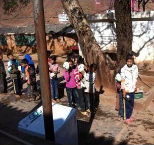 網(wǎng)曝云南小學生用江水泡飯 校長稱是生活習慣