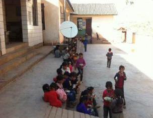 網曝云南小學生用江水泡飯 校長稱是生活習慣