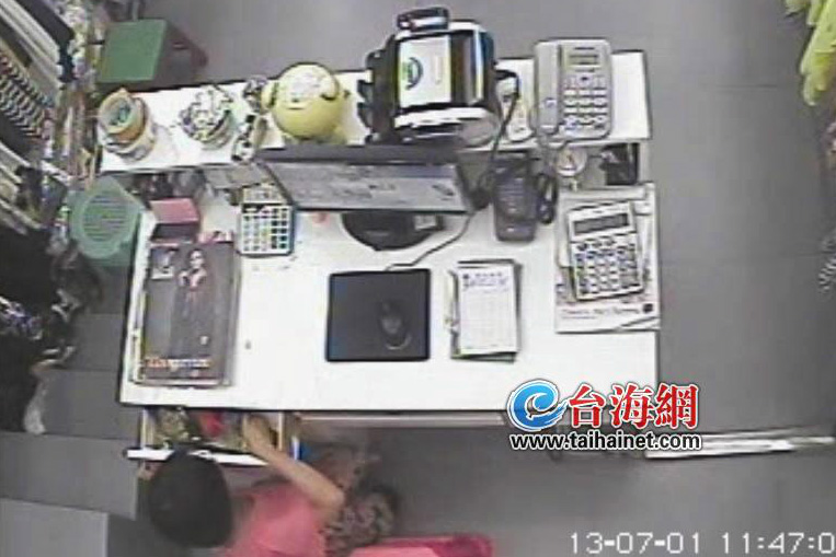 高清：實拍大人掩護女童偷手機 失主痛心孩子未來