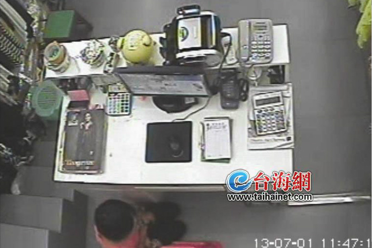 高清：實拍大人掩護女童偷手機 失主痛心孩子未來