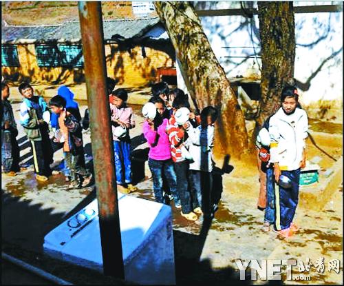 麗江學(xué)生“江水泡飯”是誰在說謊？