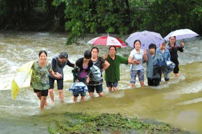 牽掛爺爺 他帶孕妻蹚過激流