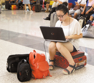 熙熙攘攘新客站到處是青春的面孔