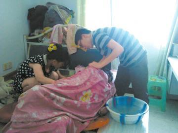 學子帶癱瘓媽媽上學15年如今畢業背著媽媽去工作