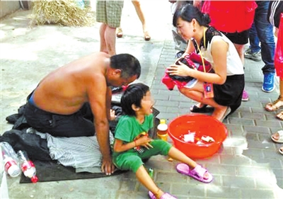 南京赤身乞討女童被送回原籍<BR>警方稱其父母均為智障人士當?shù)匾褳槠滢k理戶口并申領(lǐng)低保