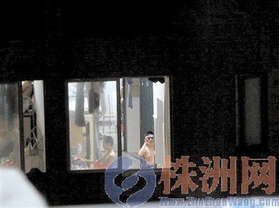 男生拿望遠鏡偷窺女生宿舍 被發現后揮手打招呼(圖)