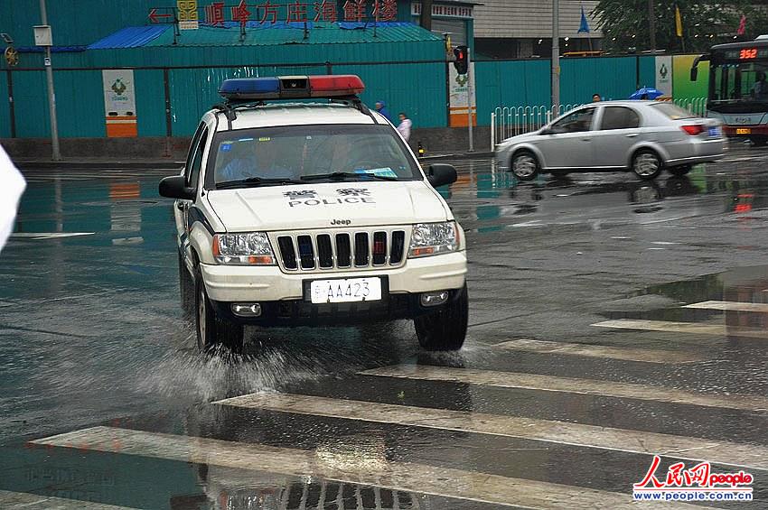 劉志軍案今于北京二中院宣判 記者冒雨蹲守法院