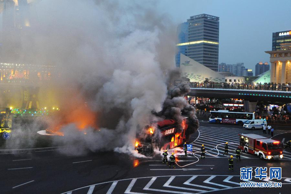 上海陸家嘴一雙層旅游觀光巴士起火 車上幸無乘客(圖)