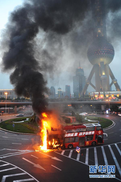 上海陸家嘴一雙層旅游觀光巴士起火 車上幸無乘客(圖)