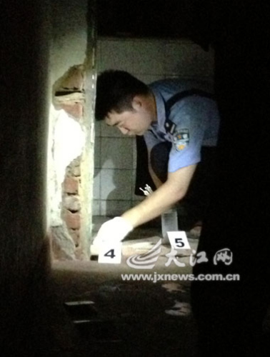 江西一年輕智障女子廢棄房內裸體遭鐵鏈囚禁(圖)