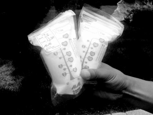 女子抱4月娃街頭賣(mài)人奶20元一袋買(mǎi)主多是成人