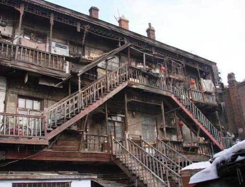 現(xiàn)實(shí)版豬籠城寨似古羅馬斗獸場 攝影師鏡頭再現(xiàn)蝸居心酸(圖)