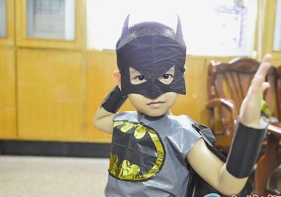 快遞包裝做出兒子演出服 漳州