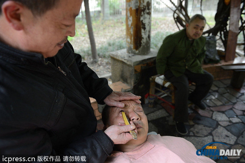 成都再現“刀峰洗眼” 利刀直刺眼睛