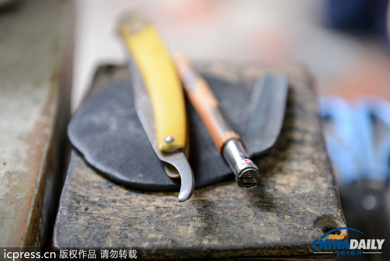 成都再現“刀峰洗眼” 利刀直刺眼睛