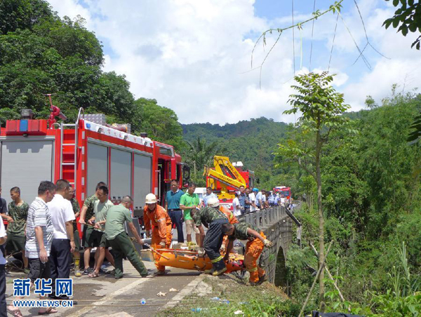 云南西雙版納1輛旅游大巴墜下山谷 已致8死
