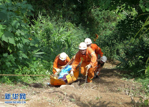 云南西雙版納1輛旅游大巴墜下山谷 已致8死