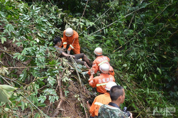 云南西雙版納1輛旅游大巴墜下山谷 已致8死