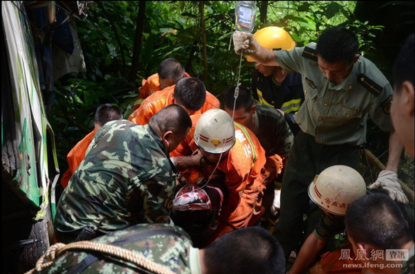 云南西雙版納1輛旅游大巴墜下山谷 已致8死