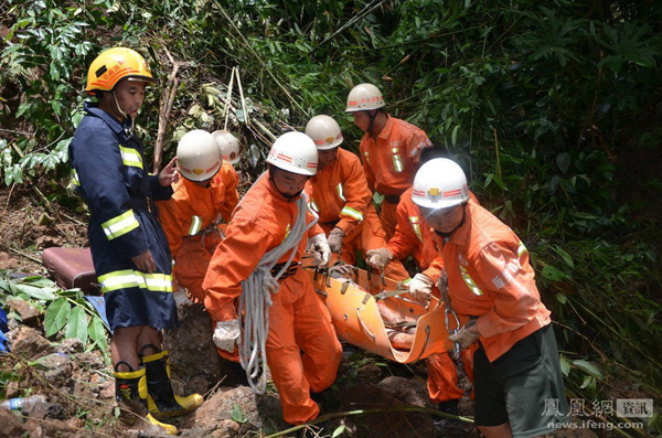 云南西雙版納1輛旅游大巴墜下山谷 已致8死