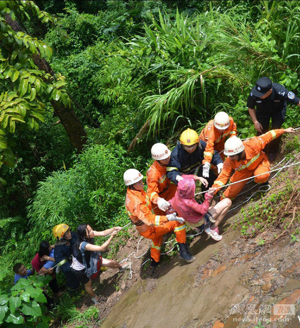 云南西雙版納1輛旅游大巴墜下山谷 已致8死