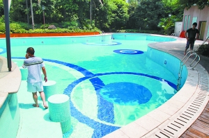 住戶帶狗“暢游”小區(qū)游泳池 業(yè)主喊太惡心