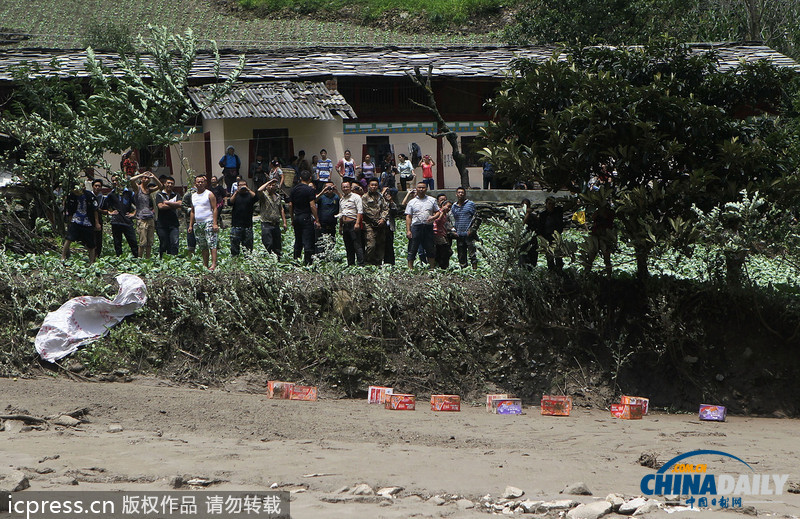 暴雨泥石流致汶川草坡鄉成孤島 直升機空投馳援