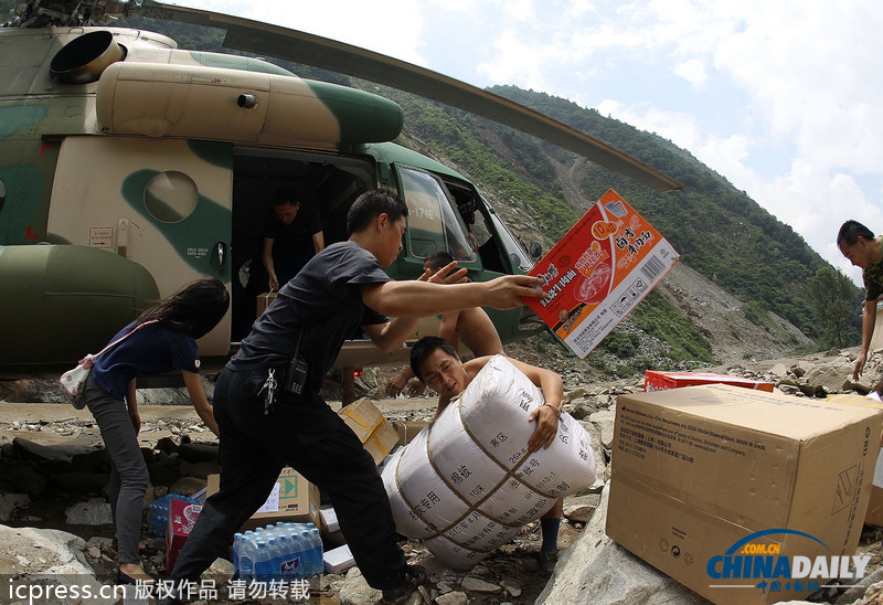 暴雨泥石流致汶川草坡鄉成孤島 直升機空投馳援