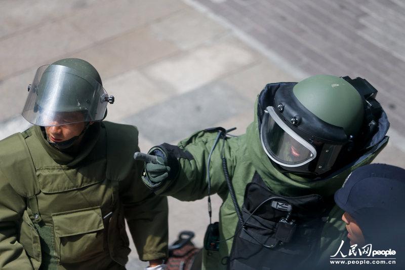 上海:路邊現(xiàn)可疑木箱 特警現(xiàn)場核實系一箱黃沙