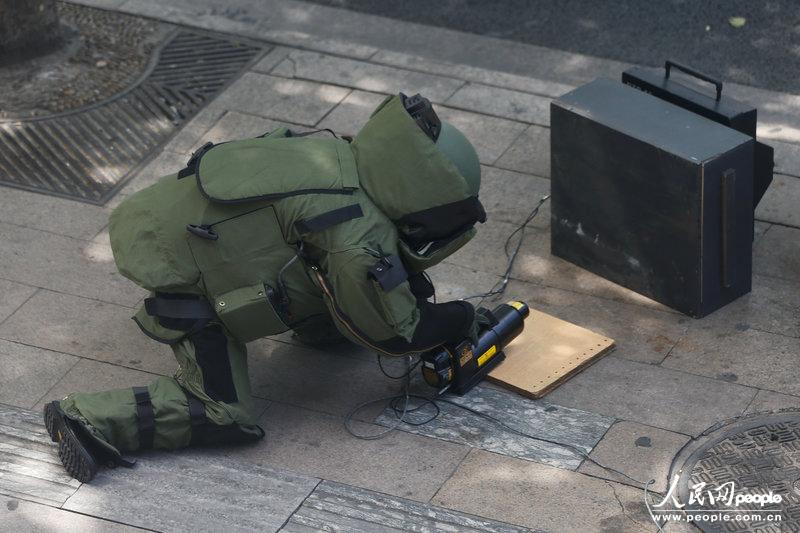 上海:路邊現可疑木箱 特警現場核實系一箱黃沙