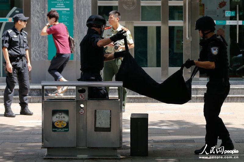 上海:路邊現可疑木箱 特警現場核實系一箱黃沙