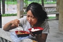 鄭州街頭現(xiàn)流浪美少女 英語吼退采訪記者(圖)