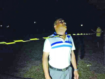 公園道路上突然攔了鐵絲網市民差點被“鎖喉”