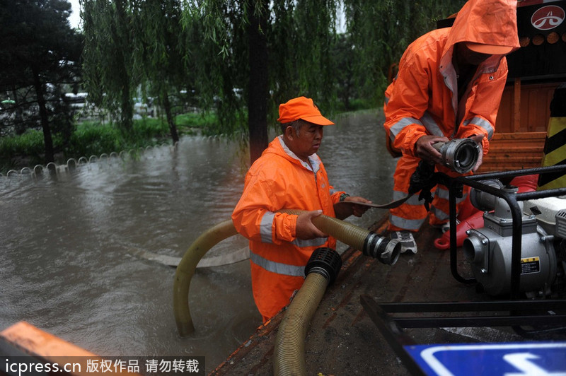 一場大雨又“看海” 北京天通苑北地鐵站南積水沒過膝蓋