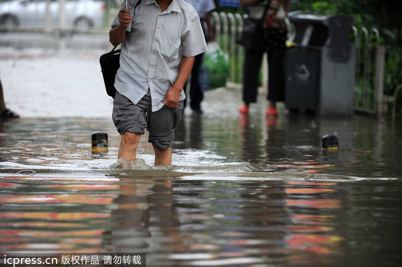 一場大雨又“看海” 北京天通苑北地鐵站南積水沒過膝蓋