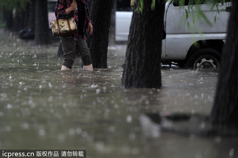 一場大雨又“看海” 北京天通苑北地鐵站南積水沒過膝蓋