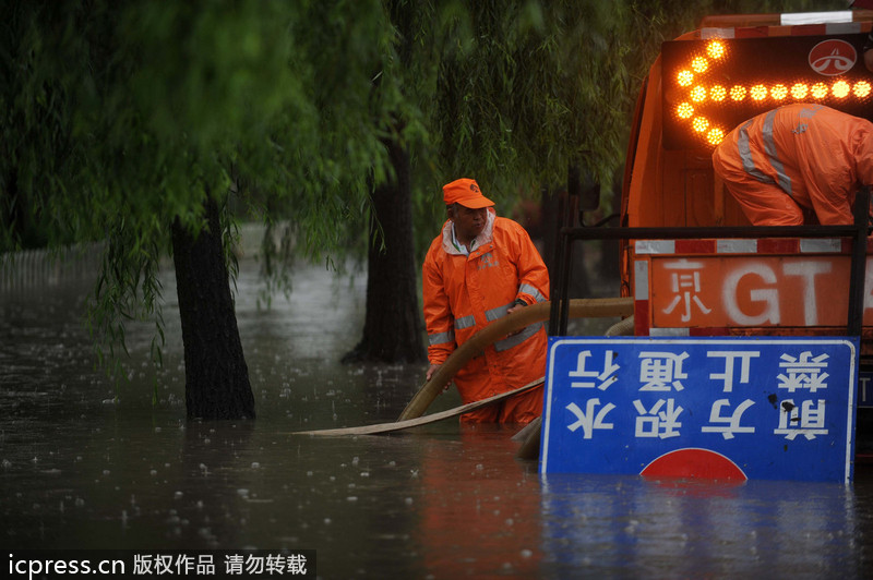一場大雨又“看海” 北京天通苑北地鐵站南積水沒過膝蓋