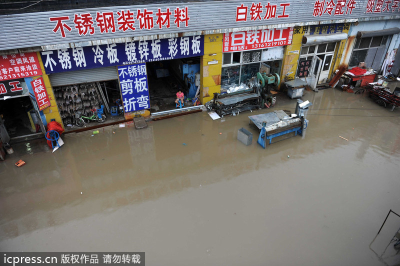一場大雨又“看海” 北京天通苑北地鐵站南積水沒過膝蓋
