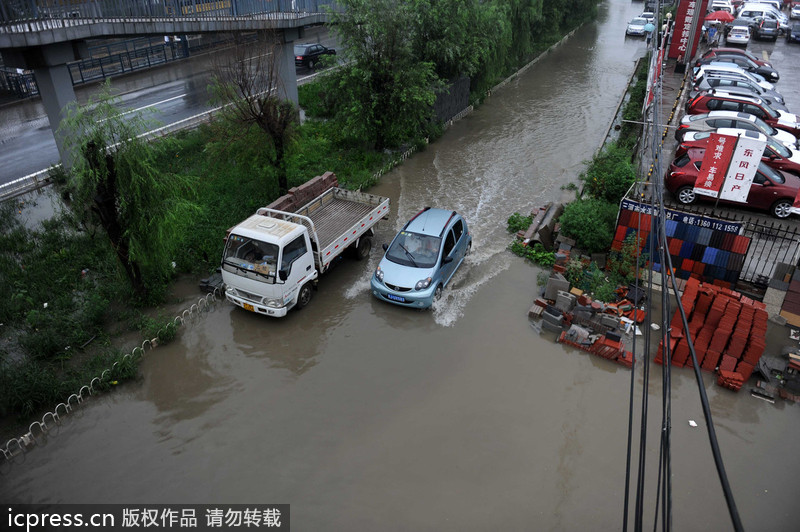 一場(chǎng)大雨又“看海” 北京天通苑北地鐵站南積水沒(méi)過(guò)膝蓋