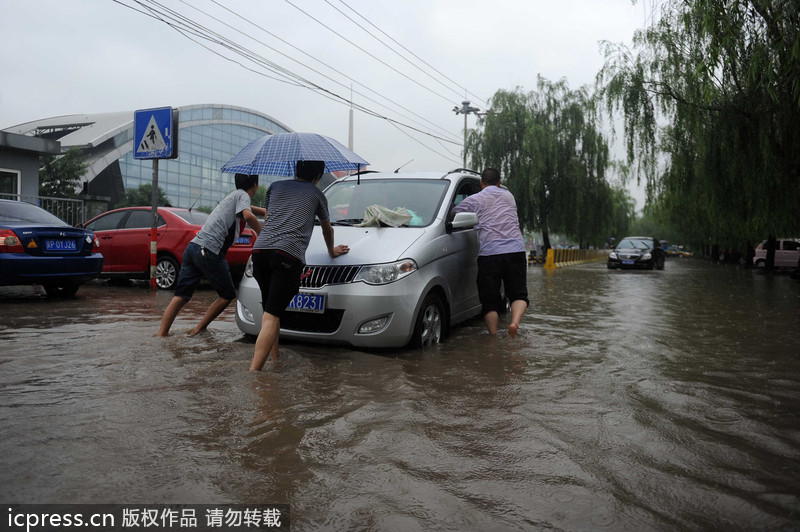 一場(chǎng)大雨又“看海” 北京天通苑北地鐵站南積水沒(méi)過(guò)膝蓋