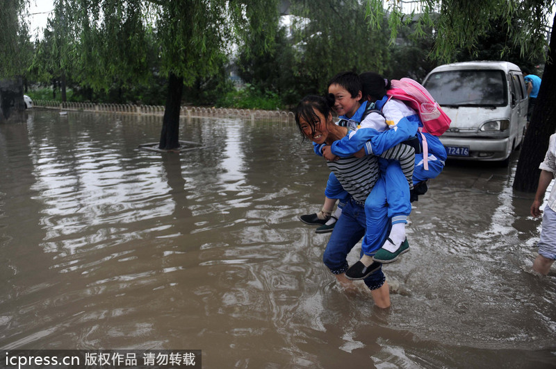 一場大雨又“看海” 北京天通苑北地鐵站南積水沒過膝蓋