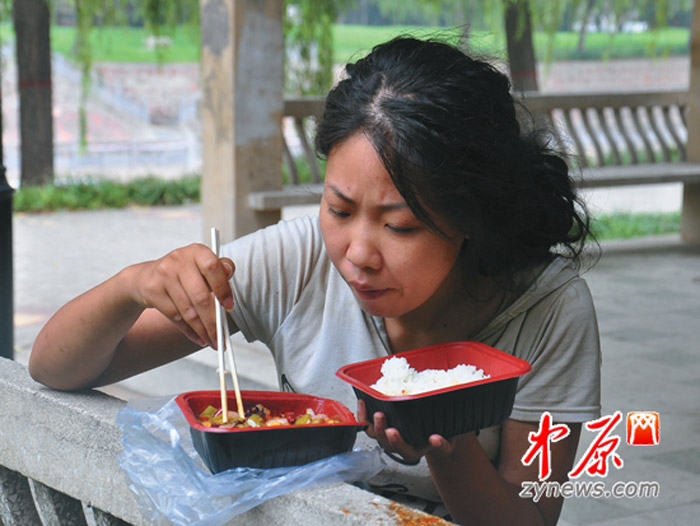 高清：鄭州街頭流浪少女不接受救助 面容姣好曾留學新加坡