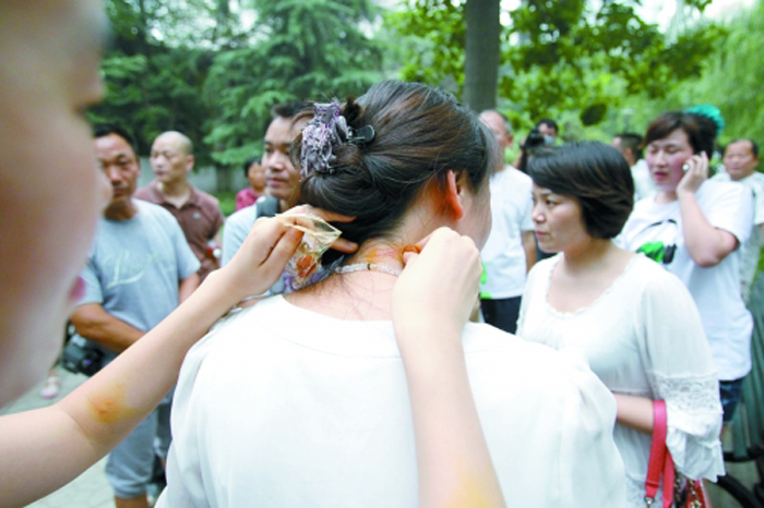 高清：鄭州街頭流浪少女不接受救助 面容姣好曾留學新加坡