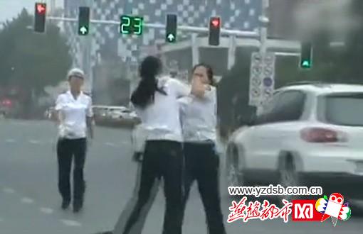 曝唐山兩名女交警馬路中央廝打(組圖)