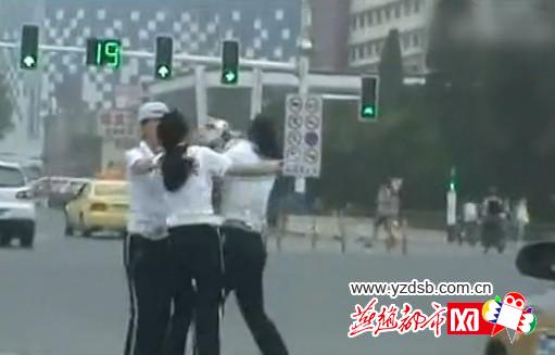 曝唐山兩名女交警馬路中央廝打(組圖)