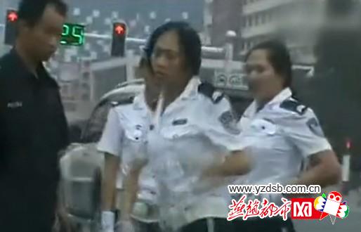 曝唐山兩名女交警馬路中央廝打(組圖)