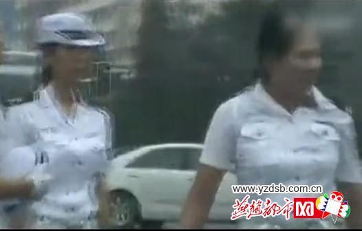 曝唐山兩名女交警馬路中央廝打(組圖)