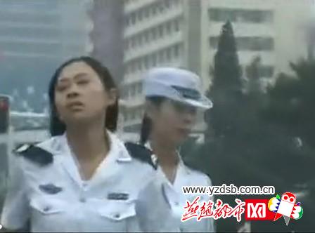 曝唐山兩名女交警馬路中央廝打(組圖)