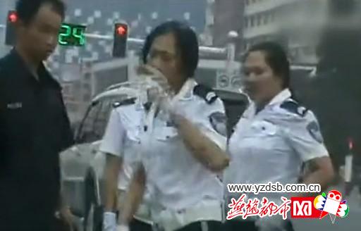 曝唐山兩名女交警馬路中央廝打(組圖)